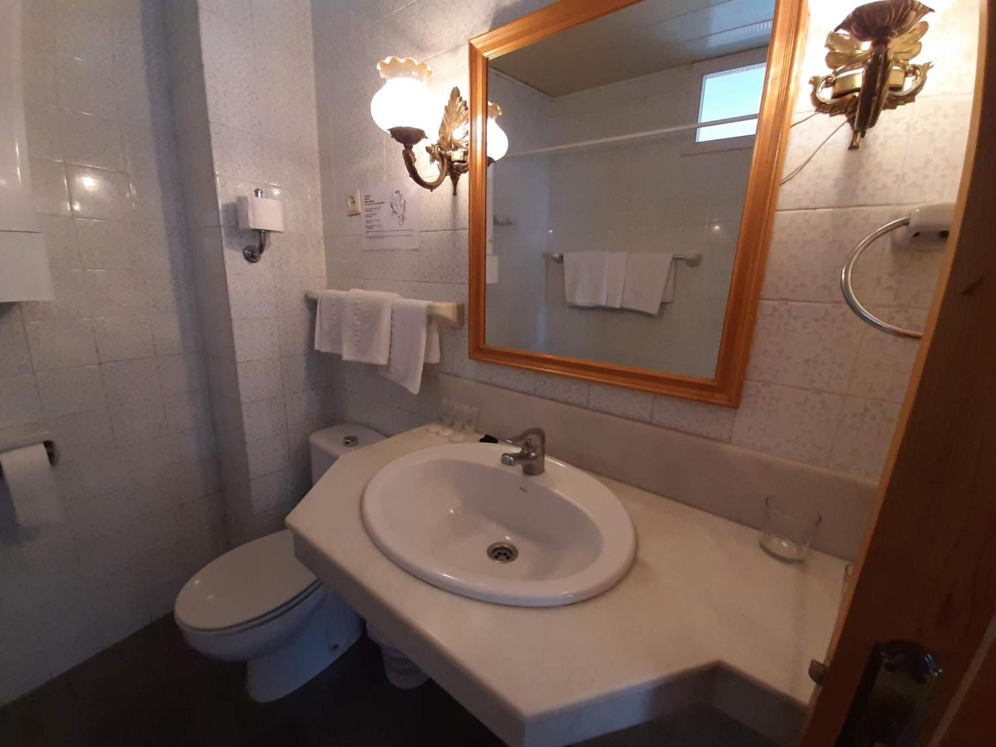 Hotel Buenavista Естепона Стая снимка Bathroom in a hotel