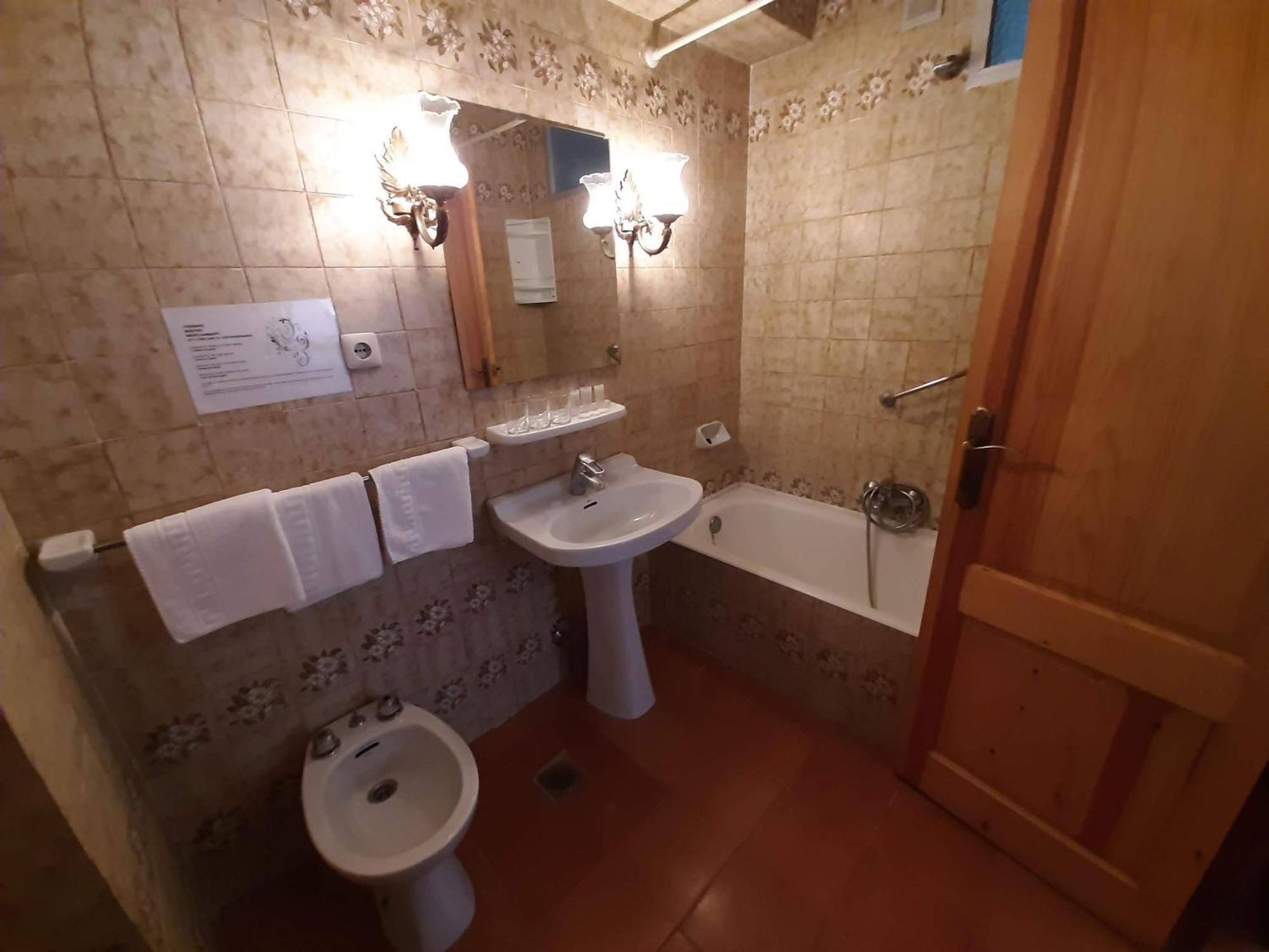 Hotel Buenavista Естепона Стая снимка Bathroom in a hotel