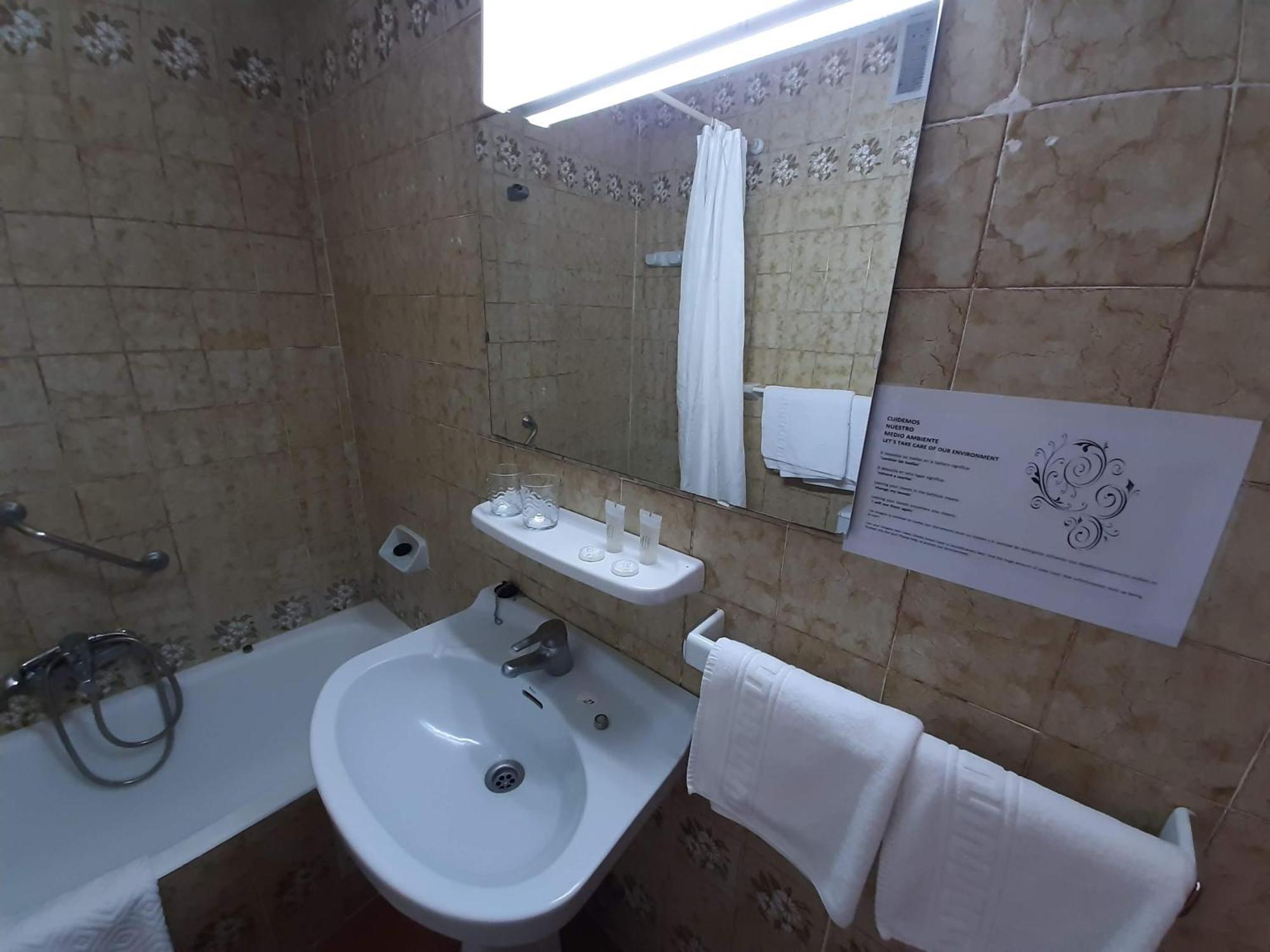 Hotel Buenavista Естепона Стая снимка Bathroom in a hotel